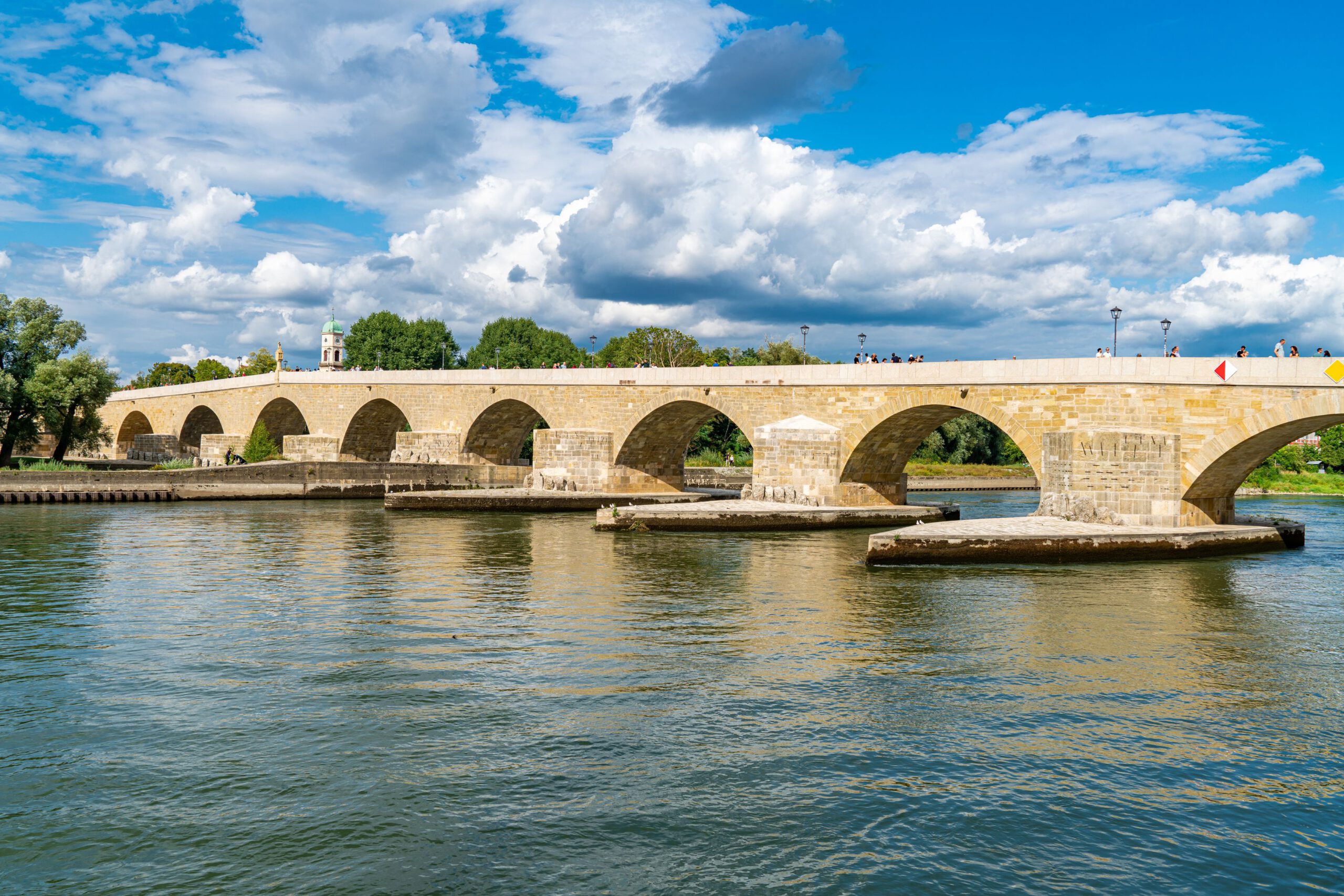 Die Steinerne Brücke in Regensburg über die Donau