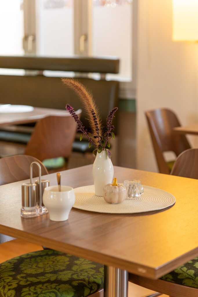 Ein sauberer Tisch im Frühstücksraum
