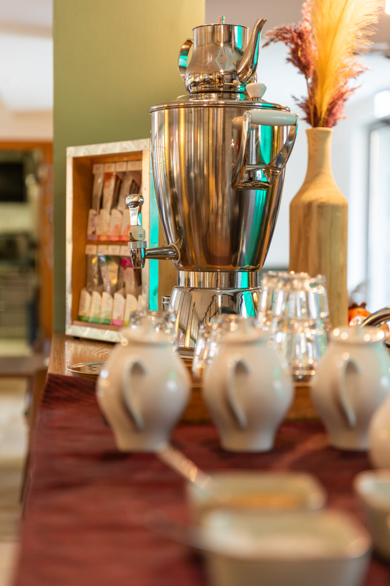 Kaffeetasse und Kaffeekanne im Frühstücksraum