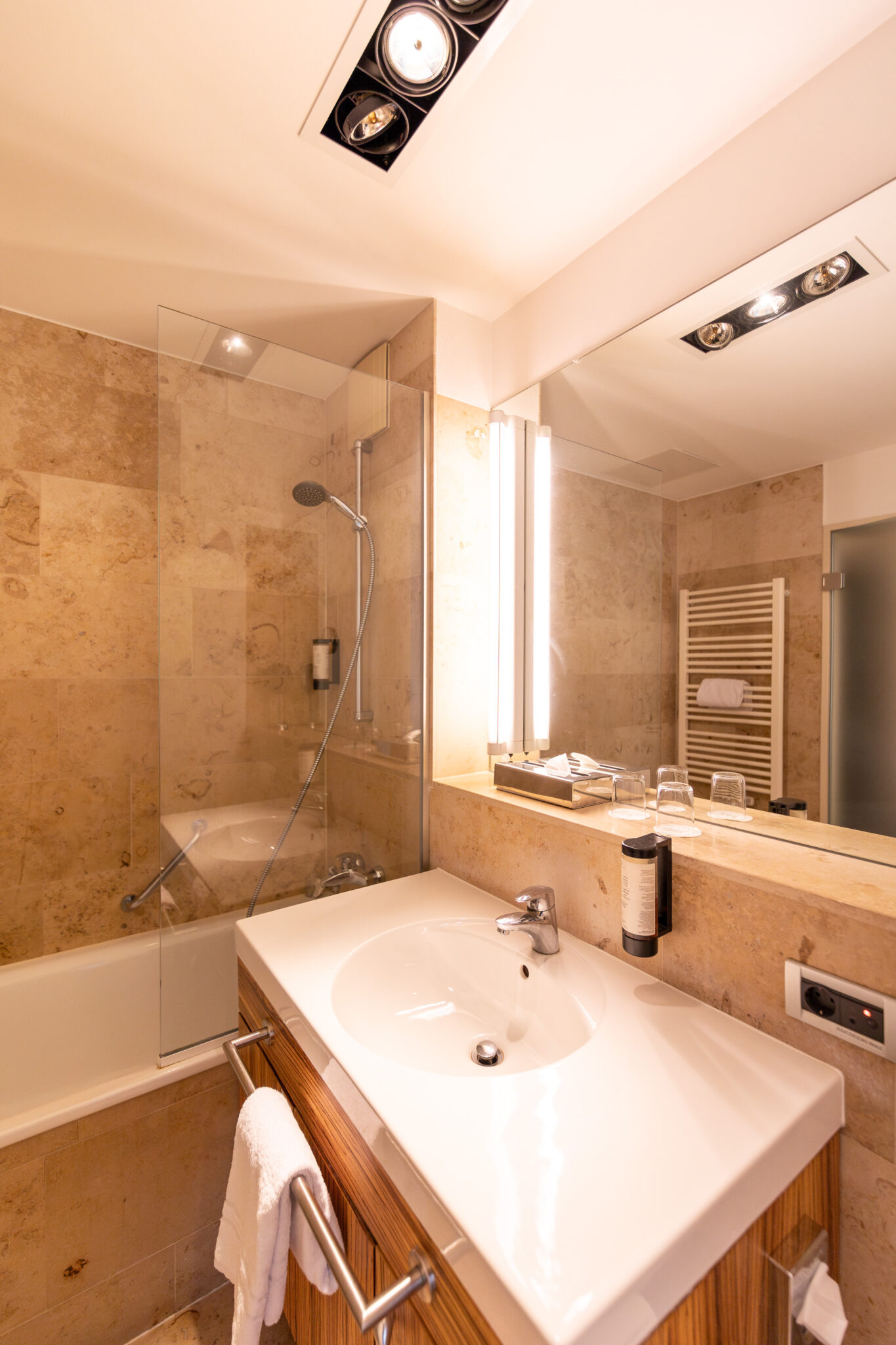Das Badezimmer auf den Zimmern des Hotels