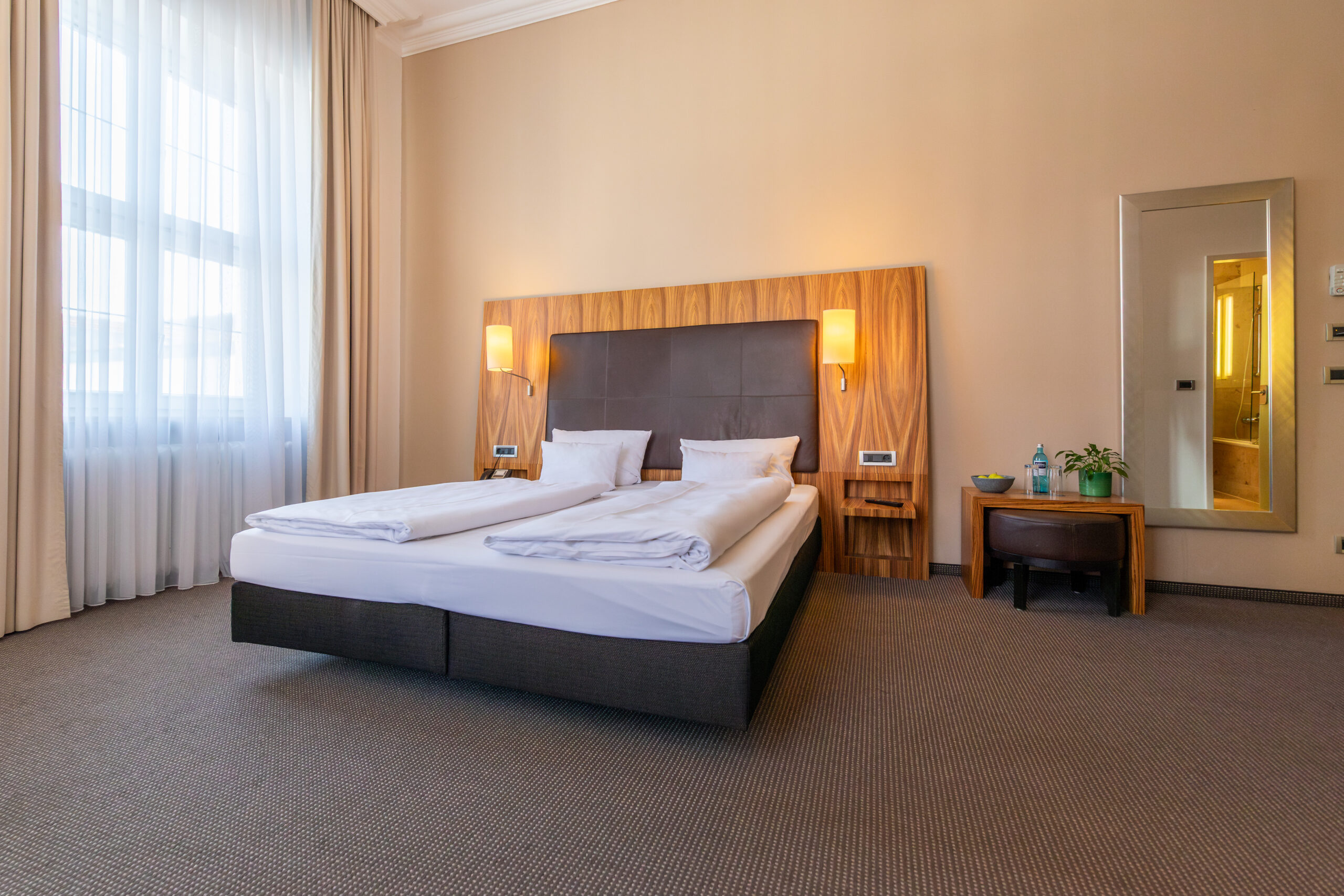 Bequemes Doppelbett im Doppelzimmer L