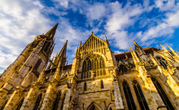 Der gotische Regensburger Dom St. Peter mit seinen markanten Türmen