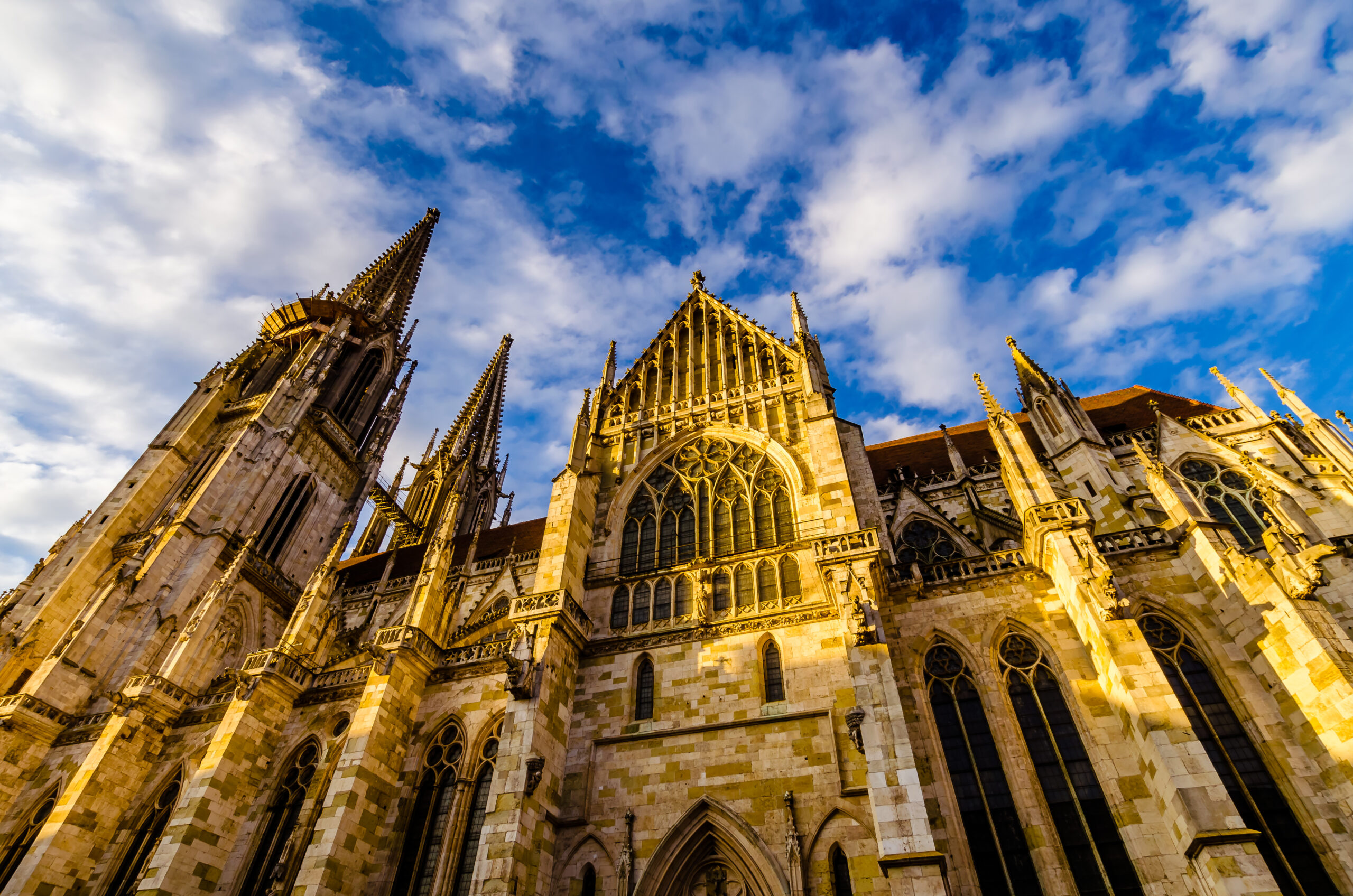 Der gotische Regensburger Dom St. Peter mit seinen markanten Türmen