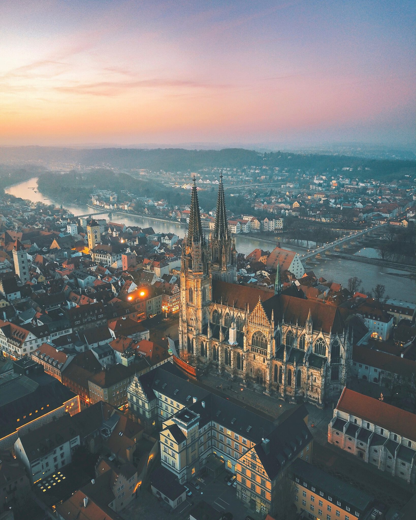 Luftaufnahme des Regensburger Doms St. Peter und des Herzogshofs.