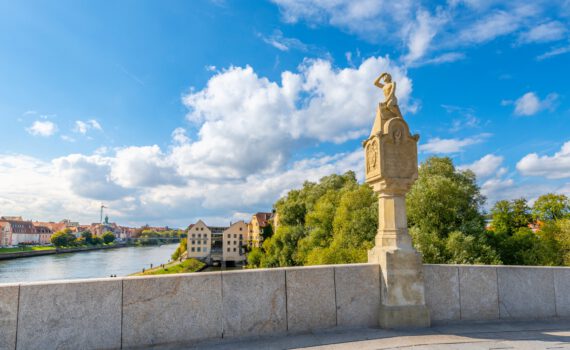 Die Figur des Bruckmandl auf der Steinernen Brücke in Regensburg.