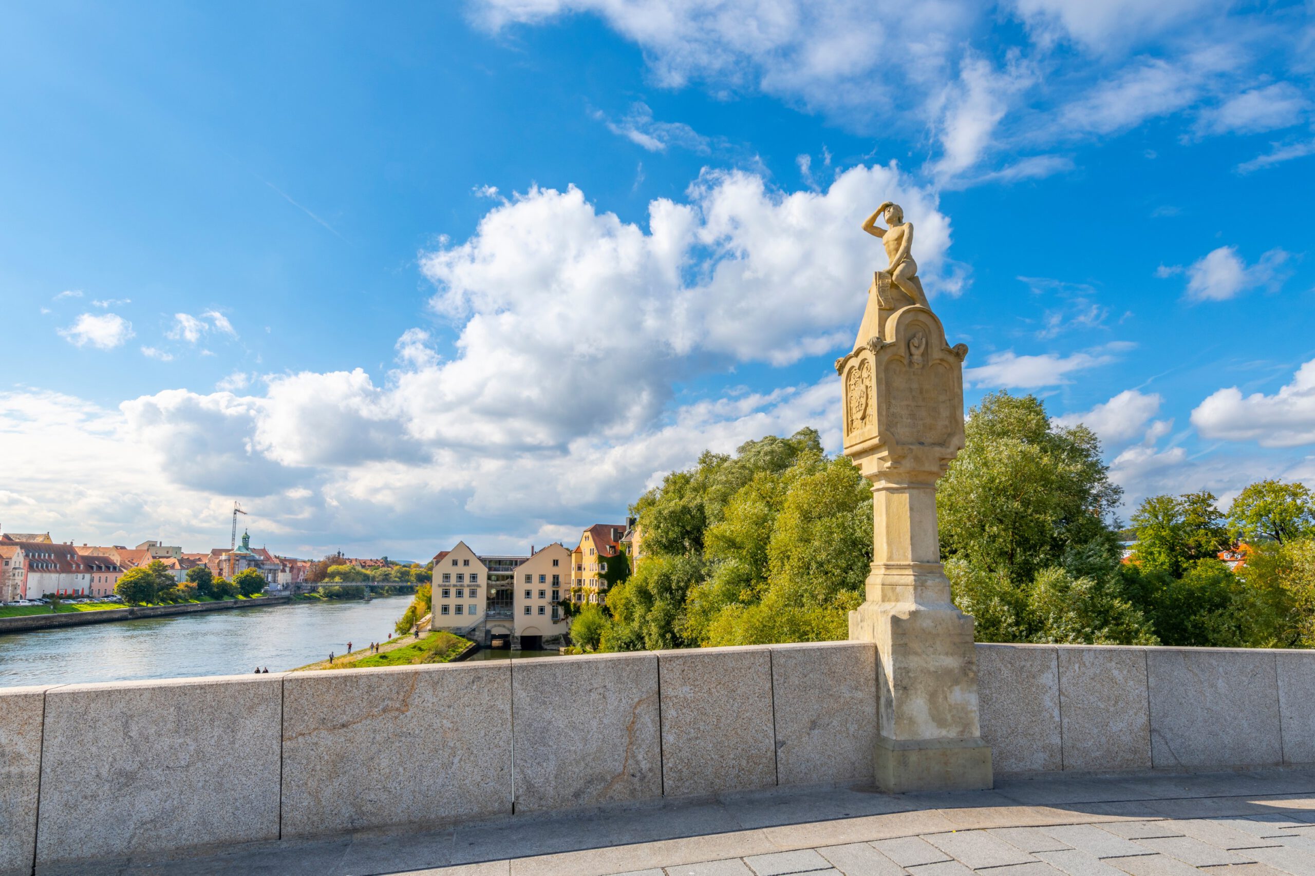 Die Figur des Bruckmandl auf der Steinernen Brücke in Regensburg.
