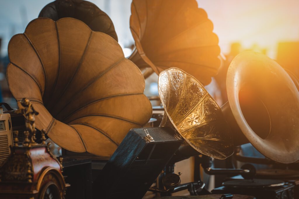 Verschiedene Schall-Trichter auf einem Flohmarkt