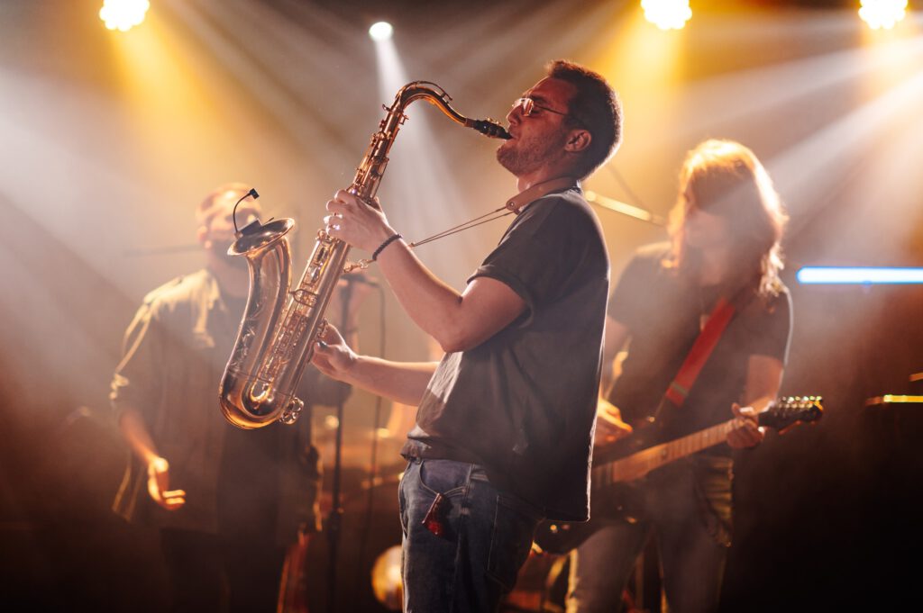 Jazz Saxophonist spielt bei einem Auftritt