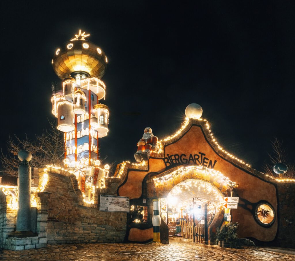 Hundertwasserturm in Abensberg festlich beleuchtet