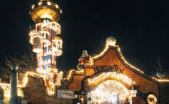 Hundertwasserturm in Abensberg festlich beleuchtet