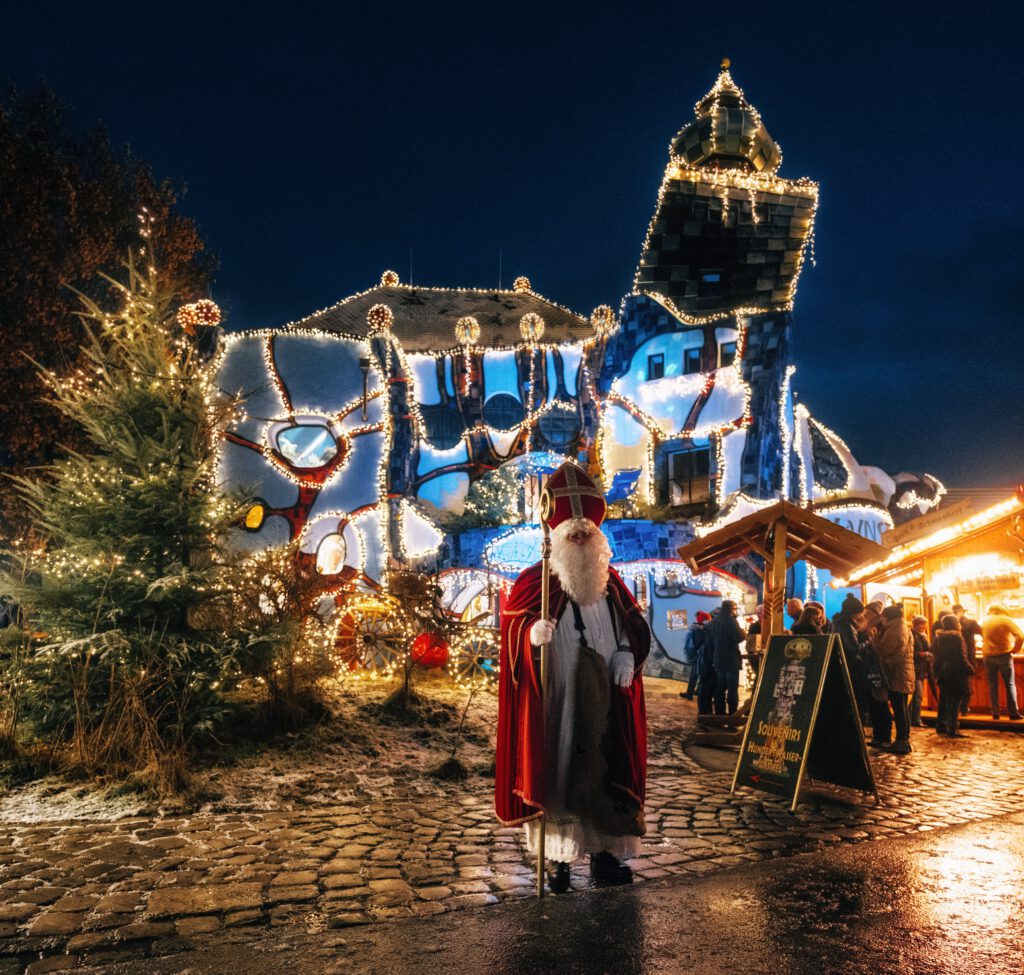 Der Nikolaus vor dem festlich beleuchteten KunstHausAbensberg