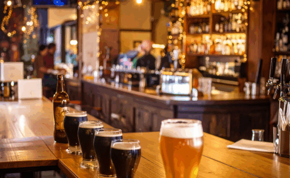 Das Murphy's Law in Regensburg - das Bild zeigt einen Tresen mit vier Guinness und einem Weißbier