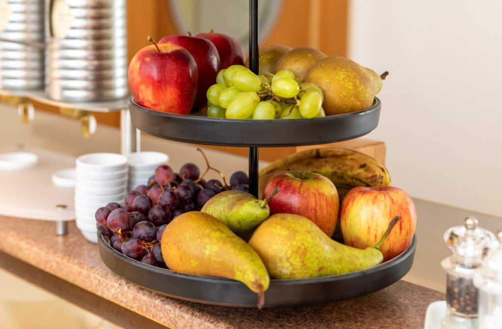 Vielfältige Obstauswahl beim Frühstück