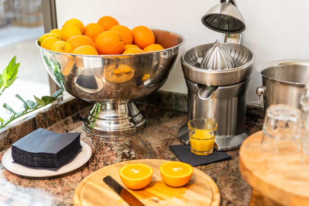 Frisch gepresste Säfte beim Frühstück des Hotels