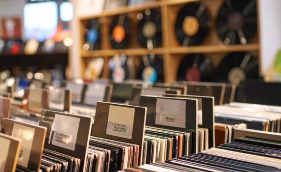Nahaufnahme oder Ansicht einer Sammlung von Schallplatten, die in Regalen stehen