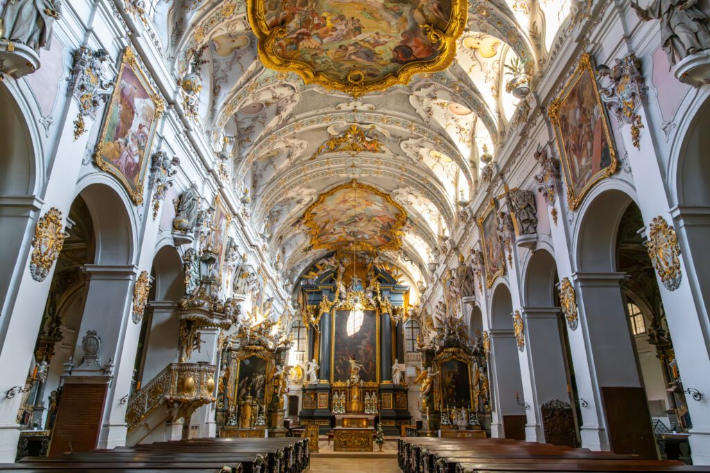Prunkvolles Verzierungen in der Kapelle des Klosters St. Emmeram