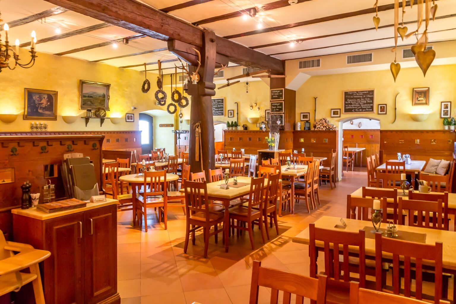 Innenansicht des Restaurants Weltenburger am Dom mit Tischen und Gästen