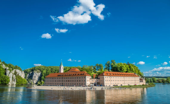 Kloster Weltenburg an der Donau mit bewaldeten Ufern