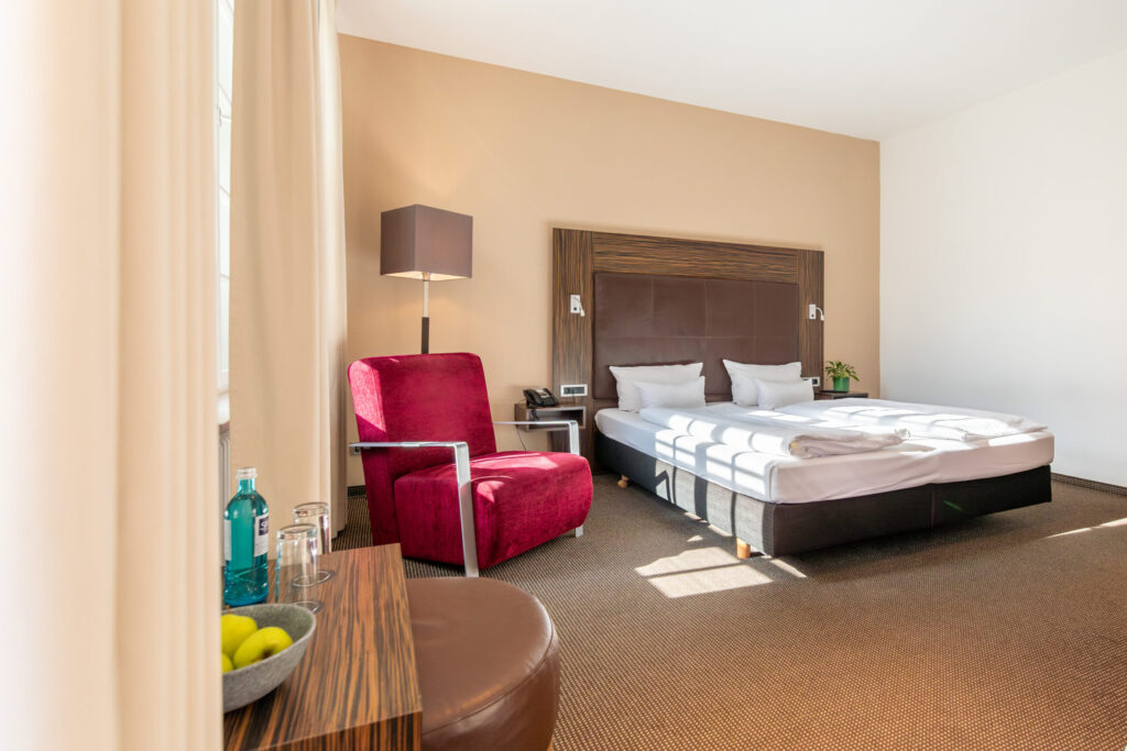 Modern eingerichtetes Doppelzimmer