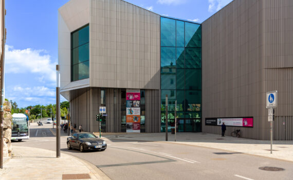 Außenansicht des modernen Museums „Haus der Bayerischen Geschichte" in Regensburg an einem sonnigen Tag.