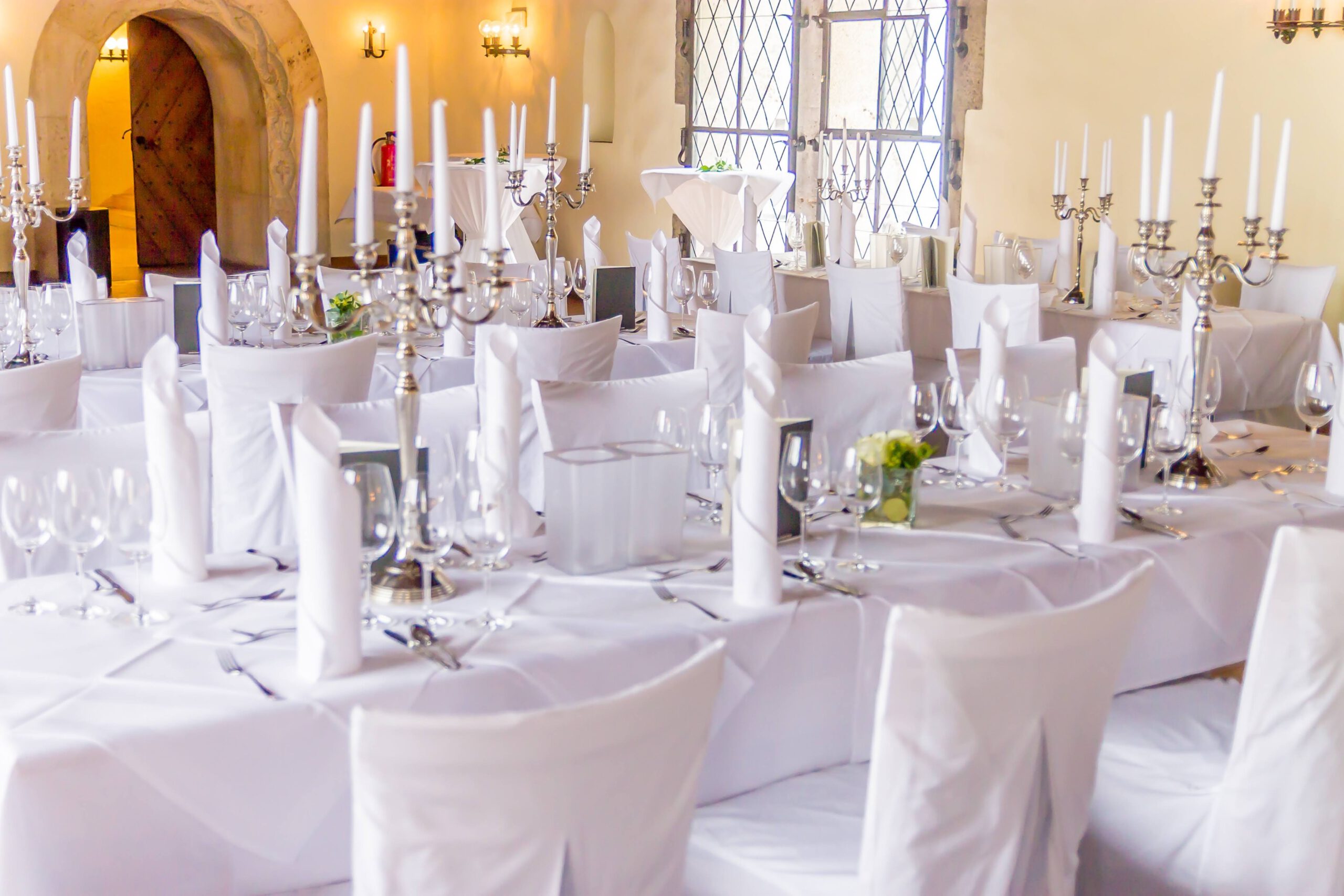 Edel gedeckte Tische im Herzogssaal Regensburg