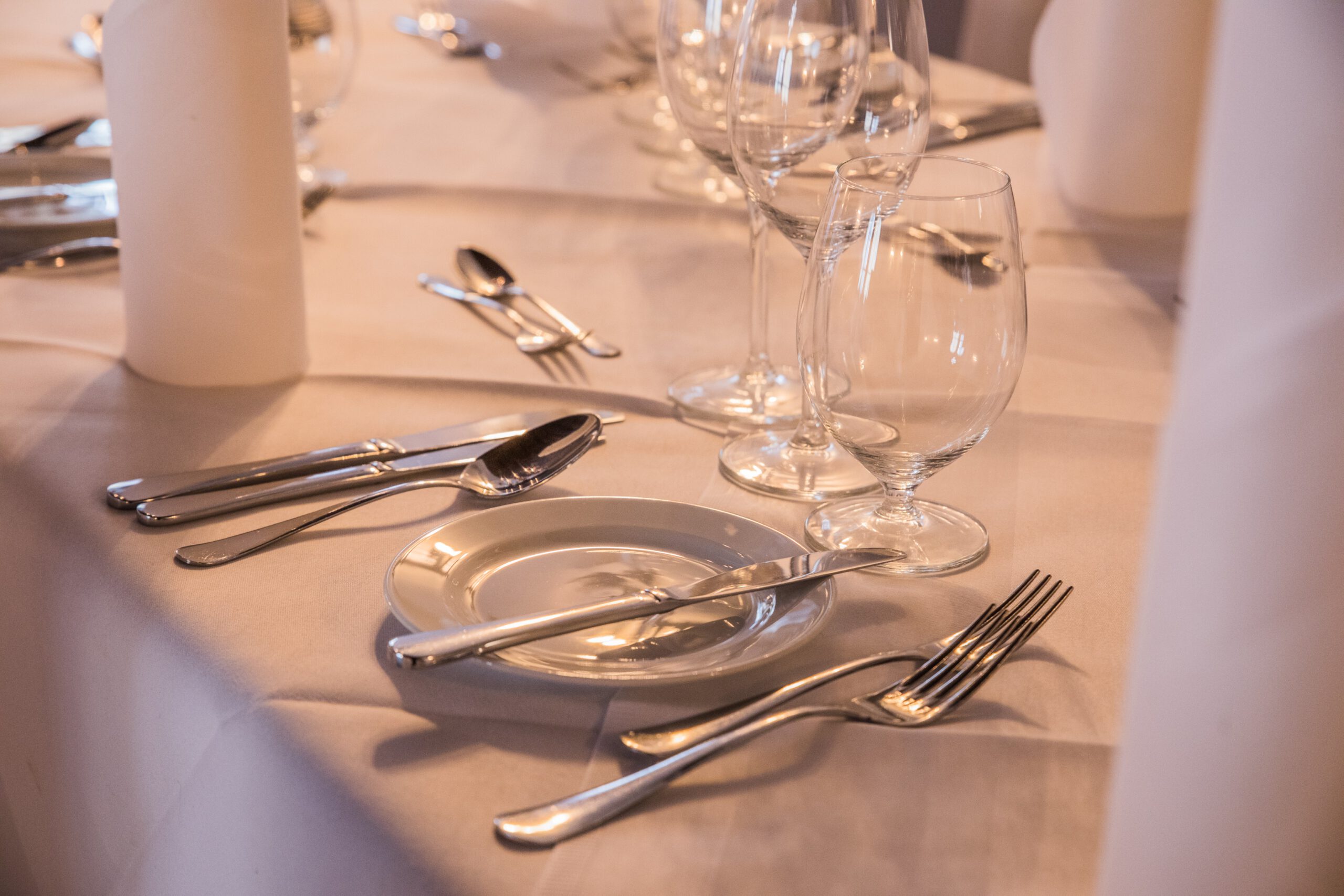 Elegant gedeckter Tisch im prunkvollen Herzogssaal.