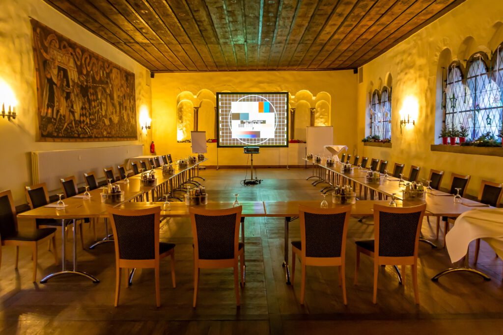 Tagung im eleganten Herzogssaal mit Konferenztisch und Bestuhlung