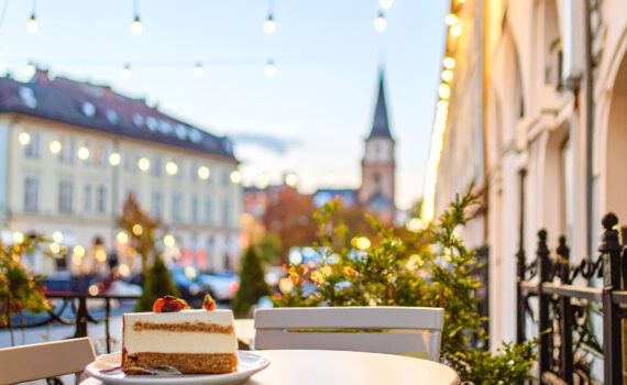 Appetitliches Foto eines Stücks Kuchen im gemütlichen Ambiente Stadtamhofs.