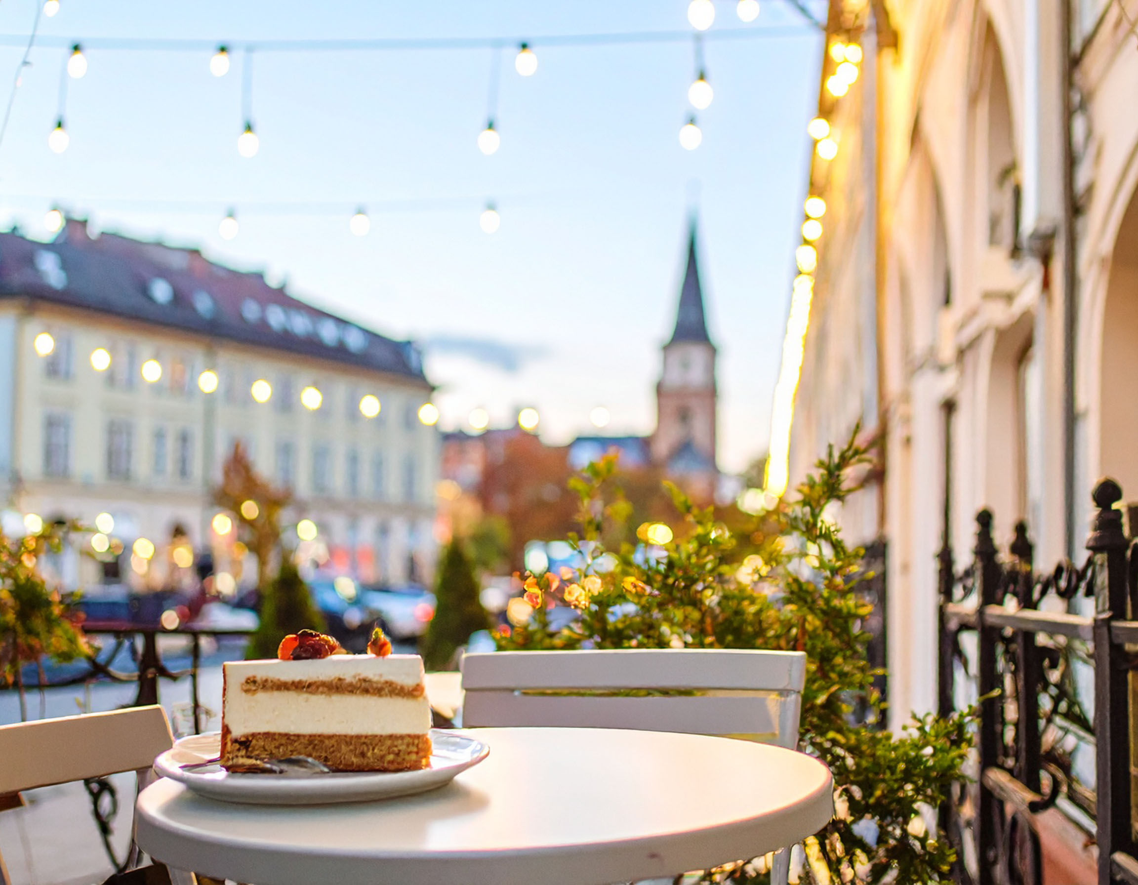 Appetitliches Foto eines Stücks Kuchen im gemütlichen Ambiente Stadtamhofs.