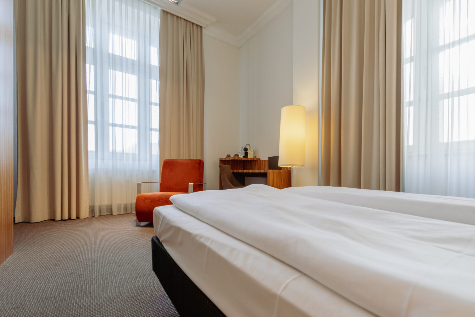 Modern eingerichtetes Zimmer