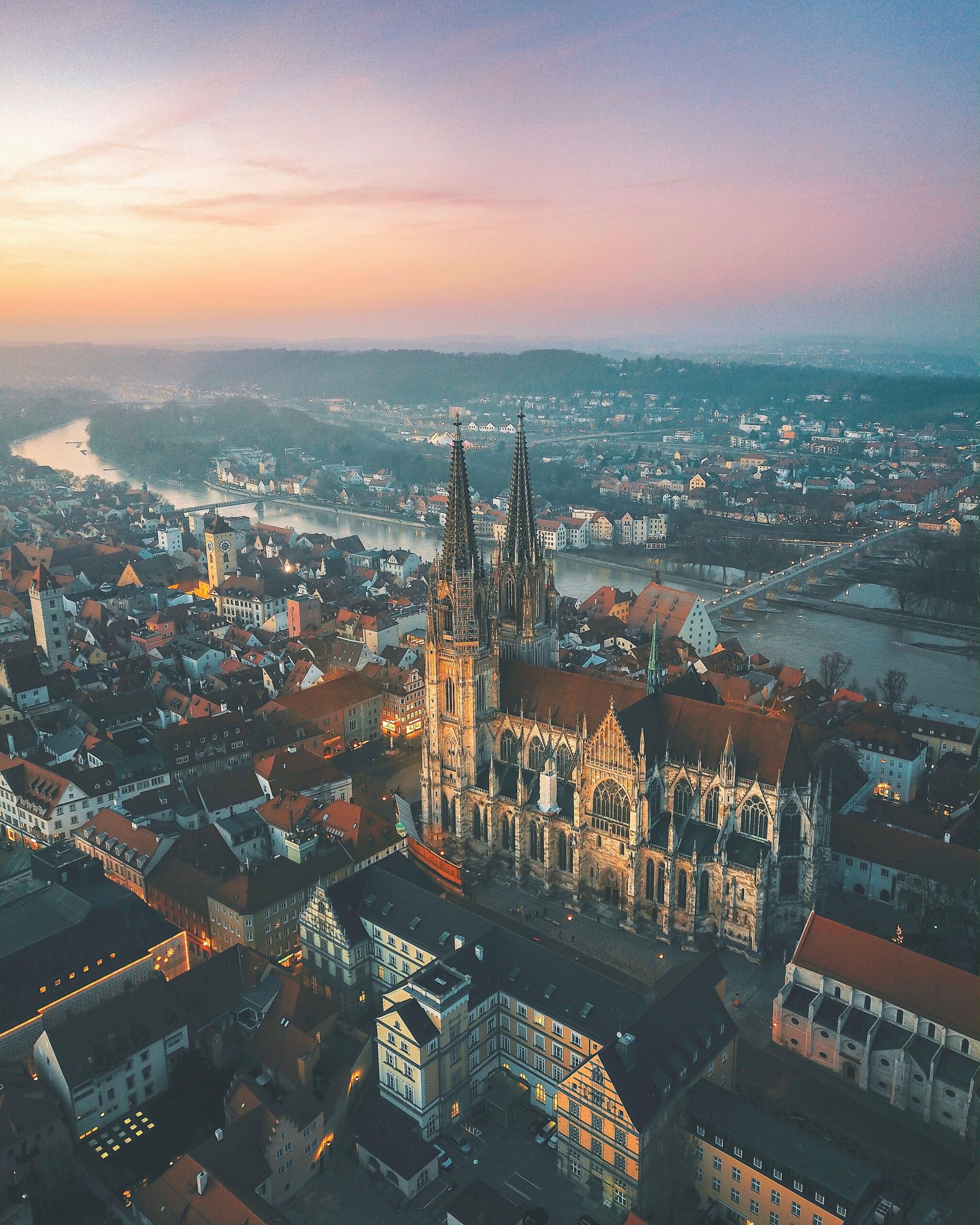Luftaufnahme des Regensburger Doms St. Peter und des Herzogshofs.