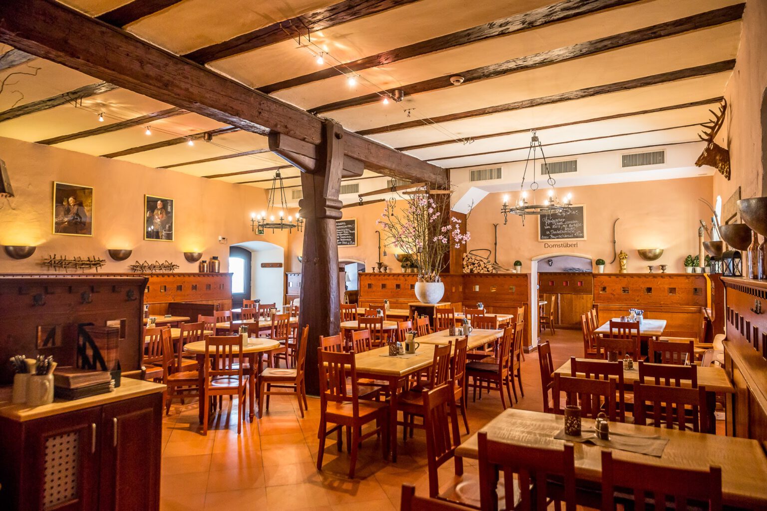 Die gemütliche Gaststube des Weltenburger am Dom lädt mit seinem urigem Ambiente zum Verweilen ein.